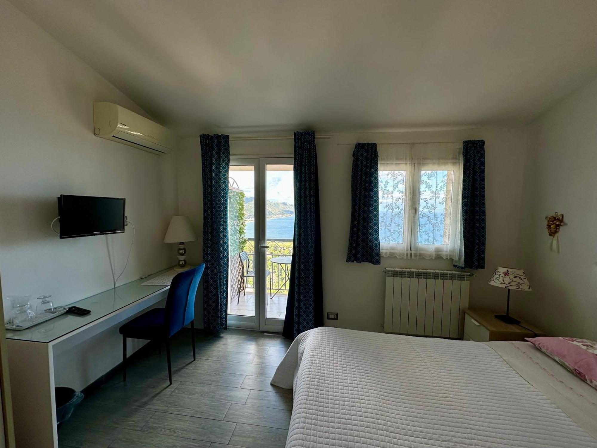 Bed and Breakfast Blue Sky House Таорміна Екстер'єр фото